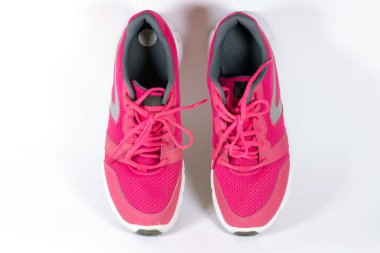 Beyaz arka plan üzerinde eski pembe spor ayakkabı