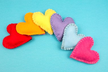 parlak arka plan üzerinde renkli keçe kalplerin Üstten Görünüm