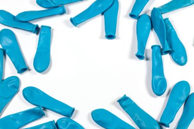 Mavi düz balonlar izole beyaz arka planda 