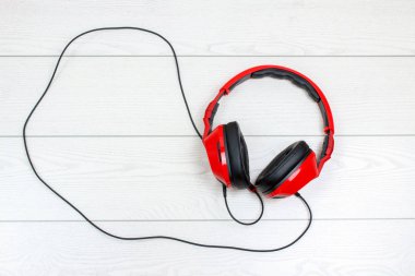 ahşap masa üzerinde kulaklık üstten görünüm