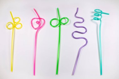 Beyaz arka plan üzerinde renkli plastik çubuk