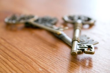 Ahşap arkaplanda eski anahtarlar.