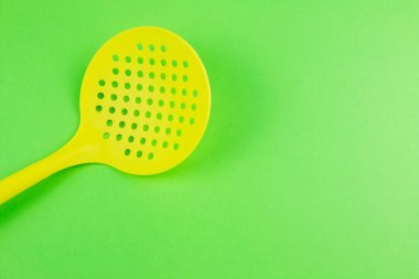 Sarı plastik kaşık makarna.