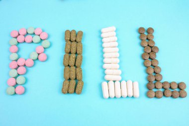 mavi arka plan üzerinde farklı tablet hap kelimenin üstten görünüm yapılmış