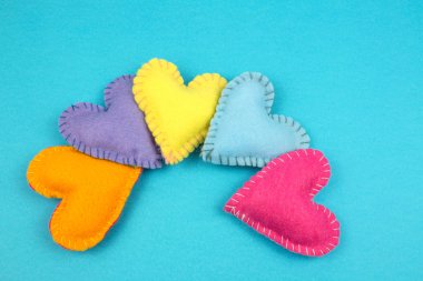 parlak arka plan üzerinde renkli keçe kalplerin Üstten Görünüm