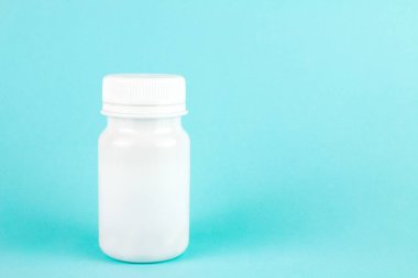 kopya alanı mavi zemin üzerine beyaz hap şişesi