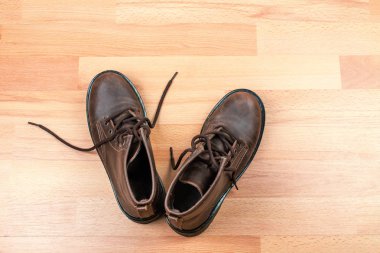 Kahverengi botları çift ahşap zemin zemin üzerine