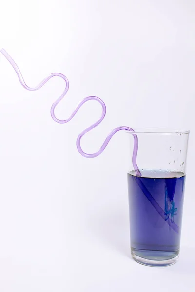 Bicchiere Acqua Con Paglia Viola Sfondo Bianco — Foto Stock
