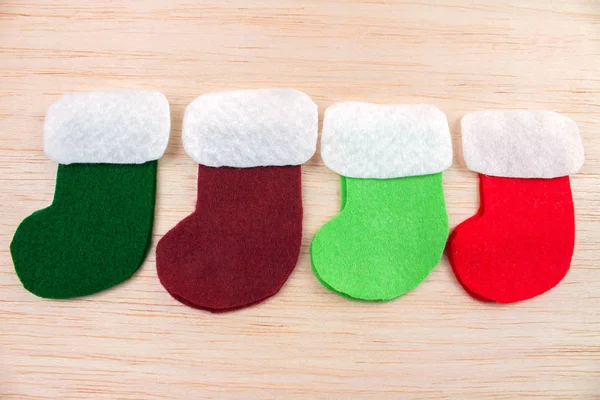 Renkli Dekoratif Noel Çorap Ahşap Masa Hissettim — Stok fotoğraf
