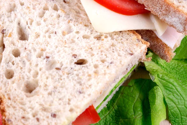 白い木製のテーブルの上にパン チーズ トマト サラダとサンドイッチ — ストック写真