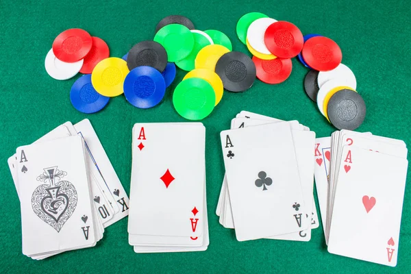 ポーカー用のチップとテーブル ギャンブル カード — ストック写真
