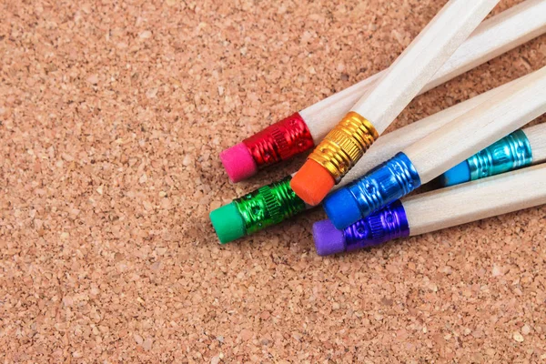 Lápis Madeira Com Borrachas Coloridas Sobre Fundo Cortiça — Fotografia de Stock