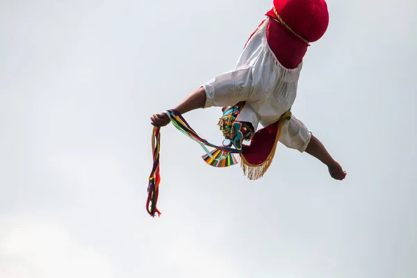 México Julio 2018 Papantla Flyers Ejecutando Vuelo Ritual —  Fotos de Stock