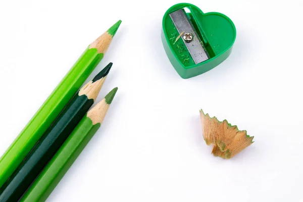Zielone Ołówki Temperówka Izolowane Białym — Zdjęcie stockowe