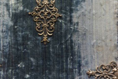 Renkler ve dokular, kabartmalı süslemeli soluk kumaş