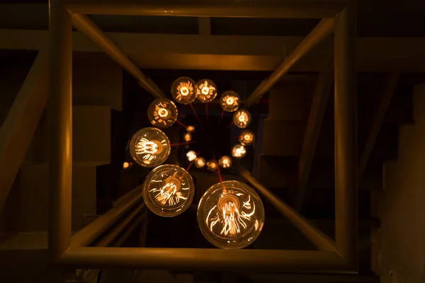 Lampa Widziana Dołu Wiszące Żarówki Spiralnie Różne Perspektywy — Zdjęcie stockowe