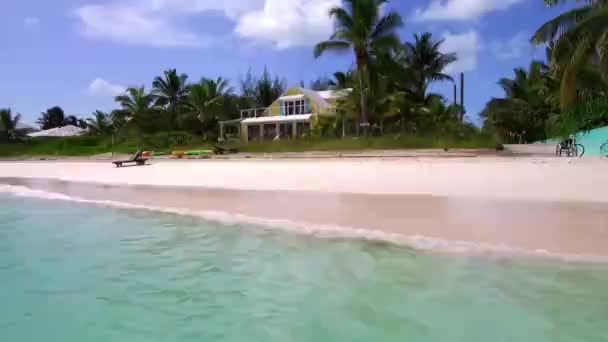 Bahamalar Sahilindeki Sarı Beyaz Kum Turkuaz Mavi Gökyüzü Issız Plaj — Stok video
