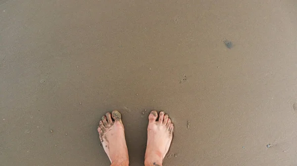 Босиком Пляжному Песку — стоковое фото