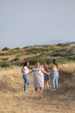 Mutlu ve modern arkadaşlar çayırlarda geziniyor.