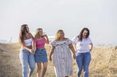 Mutlu arkadaşlar çayırlarda gezinir