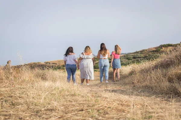 Amigos Felices Modernos Pasear Por Prado — Foto de Stock