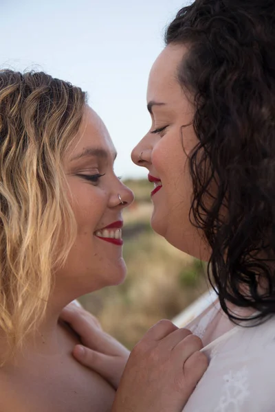 Young Women Look Each Other Smile Kiss — Stock Photo, Image