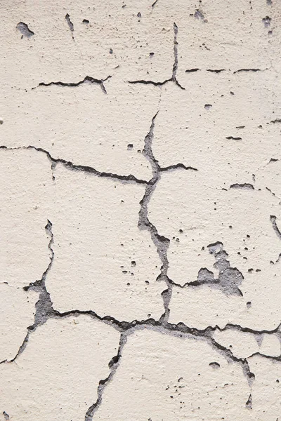 Bir binanın çatlamış beton duvarı