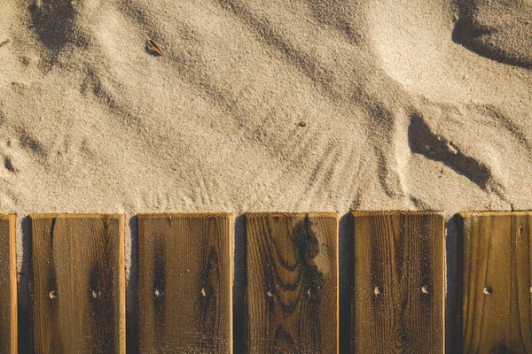Tavole Legno Una Passerella Accanto Alla Sabbia Dorata Della Spiaggia — Foto Stock