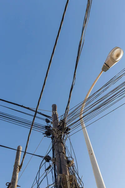 Detailní Záběr Množství Kabelů Vycházejících Lampy Vedle Pouliční Lampy — Stock fotografie