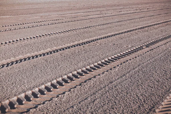 Πλάγια Ίχνη Ενός Ελκυστήρα Στην Άμμο Παραλία — Φωτογραφία Αρχείου
