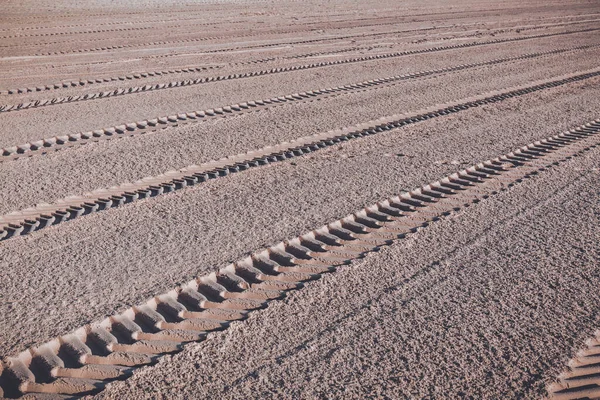 Binari Obliqui Trattore Sulla Sabbia Della Spiaggia — Foto Stock