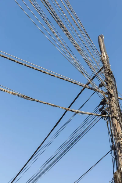 Close Multidão Cabos Que Saem Poste Luz — Fotografia de Stock