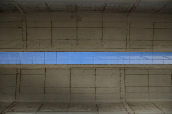 Бетонний Міст Зверху Відкритим Простором Посередині Геометрією Симетричними Паралельними Сторонами — стокове фото