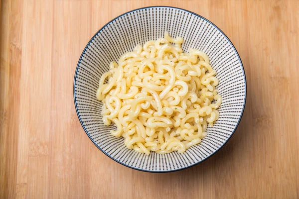 Tigela Cerâmica Preta Branca Preenchida Com Macarrão Uma Mesa Madeira — Fotografia de Stock