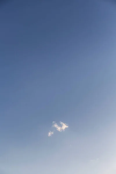 Прозоре Блакитне Небо Лише Невелика Біла Хмара Посеред Неба Вертикальний — стокове фото