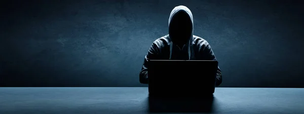 Hacker Imprime Código Teclado Laptop Para Invadir Ciberespaço — Fotografia de Stock