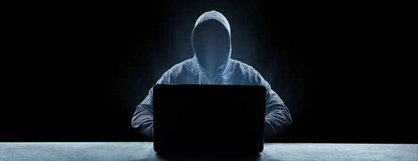 Hacker Kiírja Kódot Egy Laptop Billentyűzetén Hogy Betörjön Egy Kibertérbe — Stock Fotó
