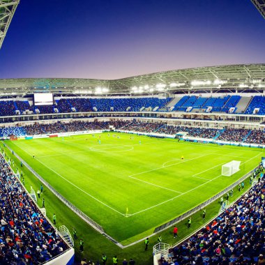 Futbol stadyumu, parlak ışıklar, saha manzarası. Futbol konsepti