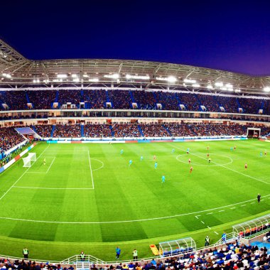 Futbol stadyumu, parlak ışıklar, saha manzarası. Futbol konsepti