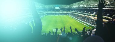 Futbol stadyumu, parlak ışıklar, saha manzarası. Futbol konsepti