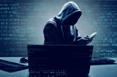 Hacker bir siber uzaya girmek için dizüstü bilgisayarına bir kod yazdırır