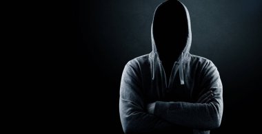 Hacker bir siber uzaya girmek için dizüstü bilgisayarına bir kod yazdırır