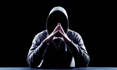 Hacker bir siber uzaya girmek için dizüstü bilgisayarına bir kod yazdırır