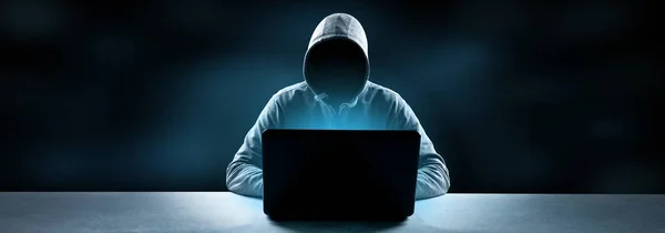 Hacker Εκτυπώνει Έναν Κώδικα Ένα Πληκτρολόγιο Laptop Για Σπάσει Έναν — Φωτογραφία Αρχείου