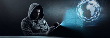 Hacker bir siber uzaya girmek için dizüstü bilgisayarına bir kod yazdırır