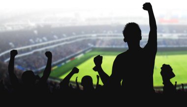 Futbol stadyumu, parlak ışıklar, saha manzarası. Futbol konsepti