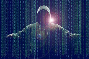 Hacker bir siber uzaya girmek için dizüstü bilgisayarına bir kod yazdırır