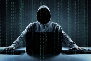 Hacker bir siber uzaya girmek için dizüstü bilgisayarına bir kod yazdırır