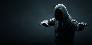 Hacker bir siber uzaya girmek için dizüstü bilgisayarına bir kod yazdırır