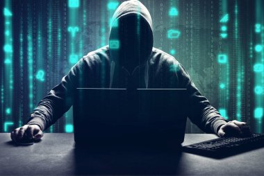 Hacker bir siber uzaya girmek için dizüstü bilgisayarına bir kod yazdırır